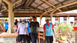 Chief Operating Officer (COO) Badan Pengelola Investasi Daya Anagata Nusantara (Danantara), Dony Oskaria (kedua dari kanan), didampingi Direktur Utama PLN, Darmawan Prasodjo (kedua dari kiri) turun langsung memastikan pemulihan fasilitas kesehatan dan layanan medis di RSUD Muda Sedia Aceh Tamiang, pada Jumat (19/12), berjalan cepat dan aman.
