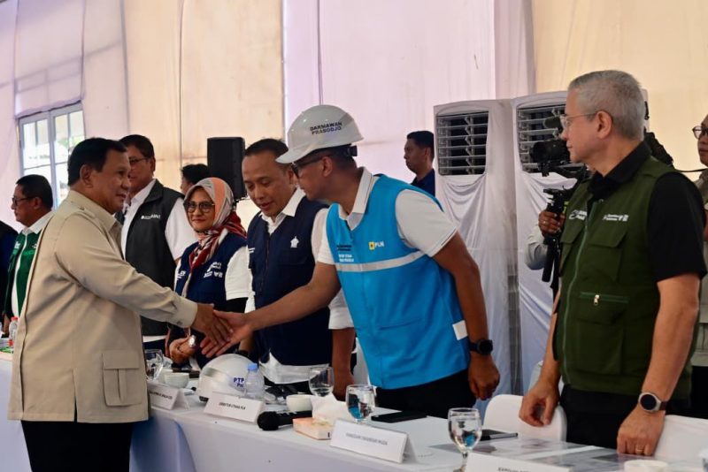 Presiden Republik Indonesia, Prabowo Subianto (kiri) menyapa dan bersalaman dengan Direktur Utama PLN, Darmawan Prasodjo (kedua dari kanan) setelah memimpin rapat terbatas terkait percepatan pemulihan pascabencana di kawasan Rumah Hunian Danantara (Huntara), Kamis (1/1). Sumber foto: Biro Pers Sekretariat Presiden.