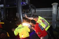 Kapolres Cirebon Kota turun langsung ke jalan saat patroli KRYD malam, membantu evakuasi bus mogok demi kelancaran arus lalu lintas dan keselamatan pengguna jalan.