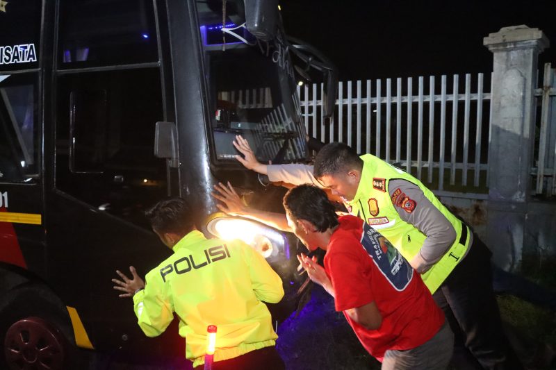 Kapolres Cirebon Kota turun langsung ke jalan saat patroli KRYD malam, membantu evakuasi bus mogok demi kelancaran arus lalu lintas dan keselamatan pengguna jalan.