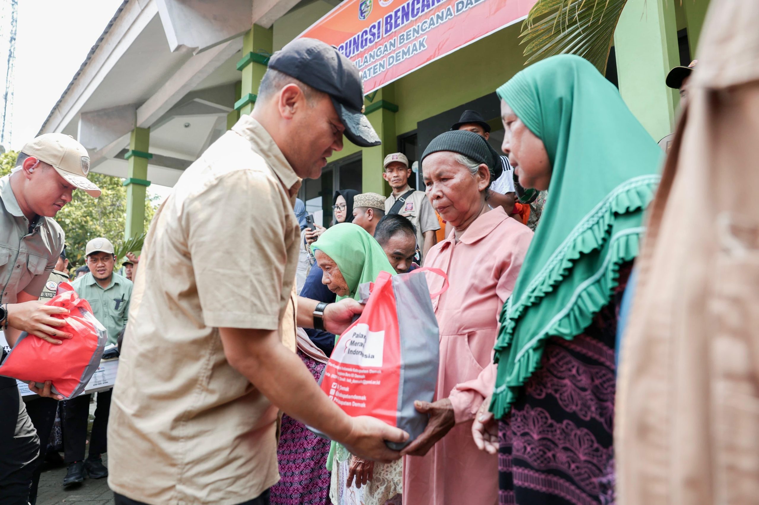 Ahmad Rag Ahmad Luthfi Tinjau Pengungsian Banjir Demak, Bantuan Ratusan Juta ...