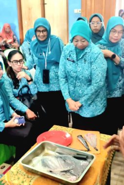 Rahasia Goreng Lele Tetap Lurus dan Minim Duri Dibagikan kepada Kader PKK Jateng