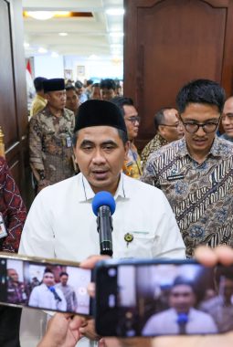 Wagub Taj Yasin Minta SPPG Belanja Telur Peternak Lokal untuk Program MBG