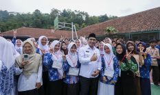 Dialog Bareng Siswa, Wagub Taj Yasin Beri Hadiah Sepeda dan Soroti Kekurangan Guru