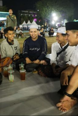 Antusiasme Masyarakat Nonton MTQ Luar Biasa, Malam Haripun Penuhi Lapangan, Gus Yasin Sambangi Penonton
