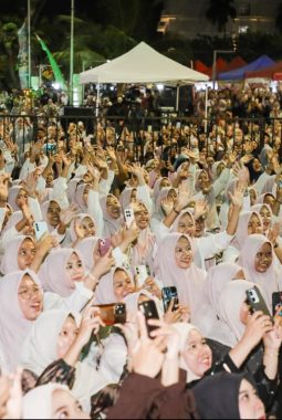 Ribuan Warga Tumplek Blek Tonton Alma Esbeye, Bikin Gebyar MTQ di Semarang Makin Meriah