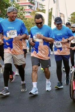 1.100 Pelari Pemanasan Menuju Satu Dekade Borobudur Marathon